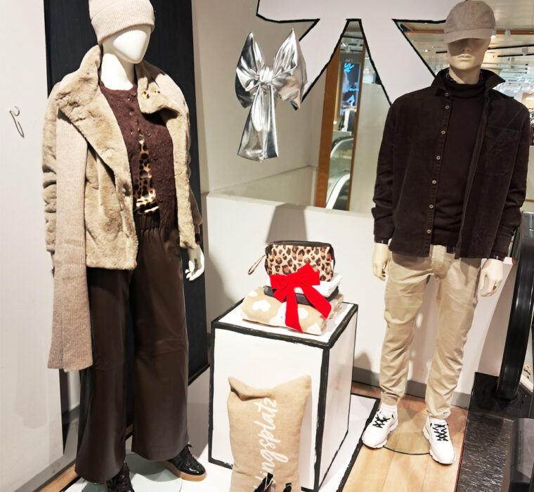 ✨ 90 Jahre Jubiläum. 90 Jahre Kaufhaus. ✨ Historie, Tradition, Familienunternehmen in dritter Generation. Von Frauen geführt. Freude, Feier, Festlichkeit. Glamour, Glanz, Glitzer. Die Schleife als zeitloses Accessoire, welches Liebe, Eleganz, Wertschätzung und Solidarität symbolisiert. Im Frühjahr interpretiert in Silber, Roségold und Pantone Cloud Dancer – modern und feminin. 💫 90 Jahre Kaufhausliebe. #kaufhausliebe #design #projectmanagement #setup #visualmarketing 21 Wo.